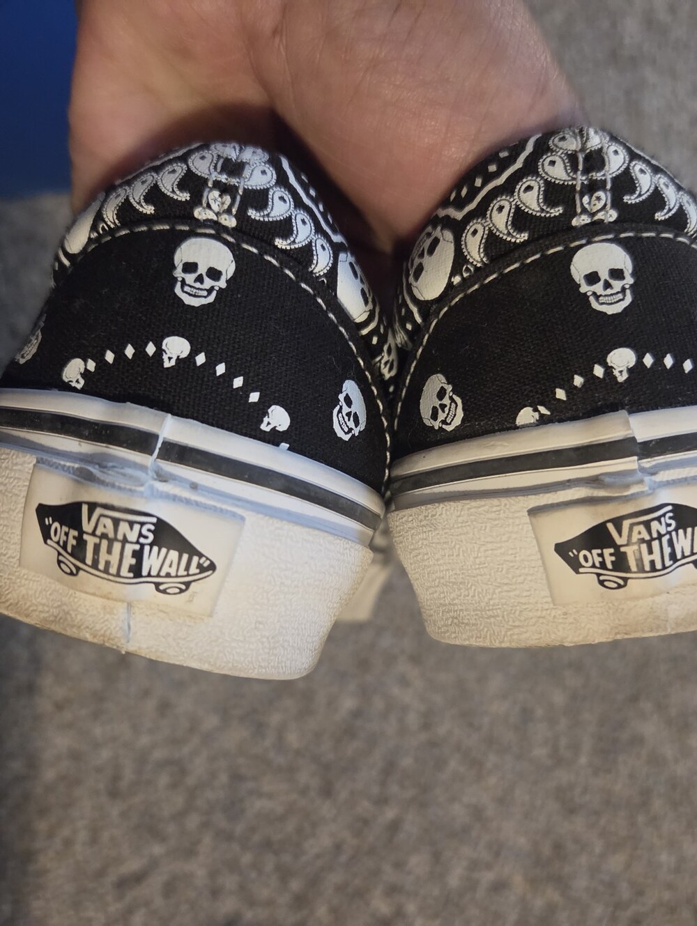 Women's Size 7 Vans Slip-On Bandana Skull Print Sneakers - Black & White,Euc - Picture 3 of 8